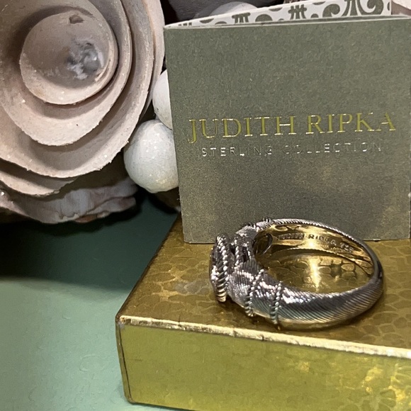 Gorgeous Judith Ripka size 9 bezel set stone ring - Picture 6 of 7